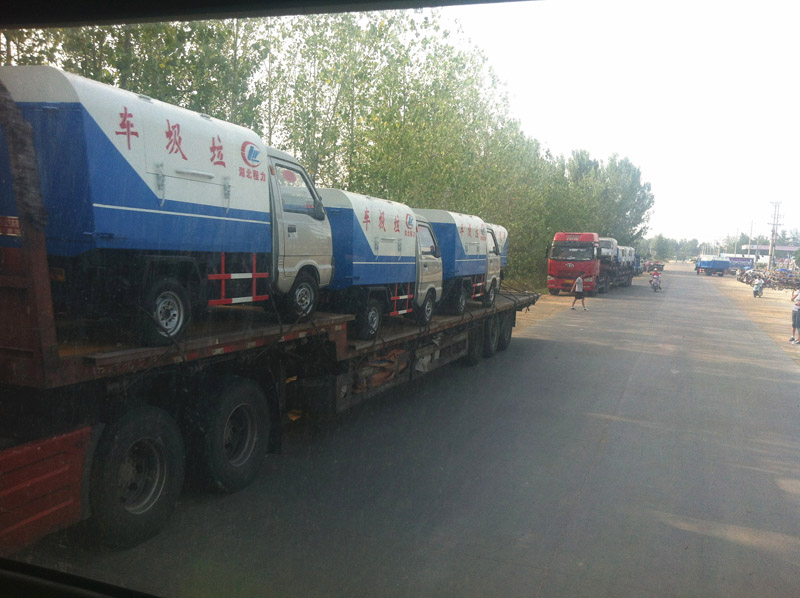 圖為準(zhǔn)備發(fā)車至山西的小型<a href=http://www.remarkableindia.com/ljc target=_blank class=infotextkey>垃圾車</a>