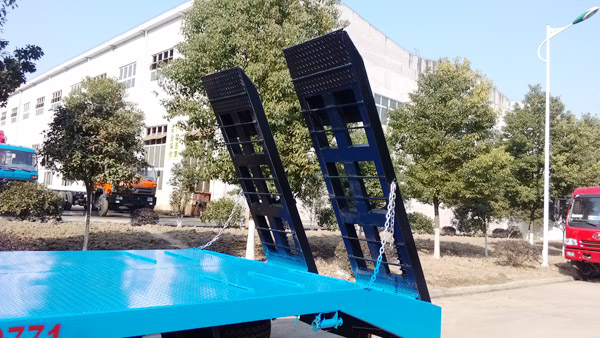 解放叉車運(yùn)輸車爬梯部分特寫(xiě)