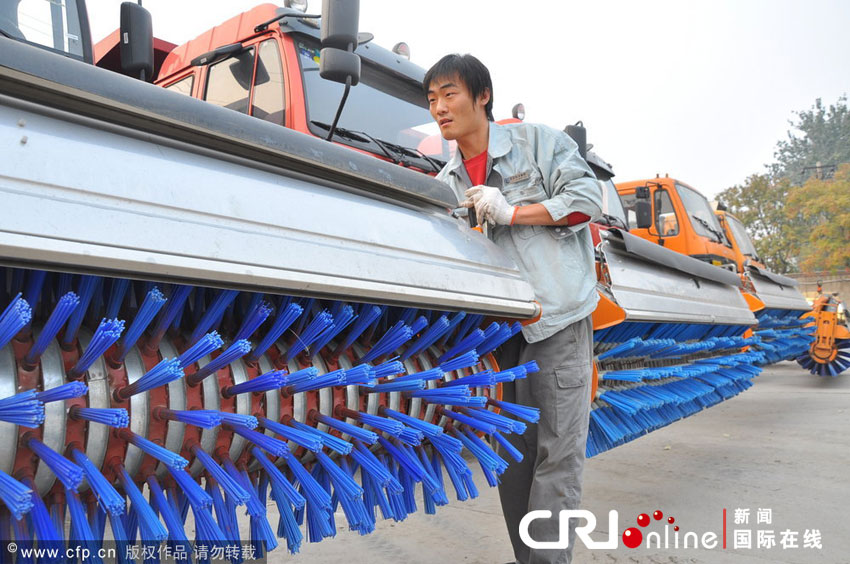 2012年11月3日上午，北京，工作人員正在對(duì)多功能除雪車進(jìn)行檢修調(diào)試。