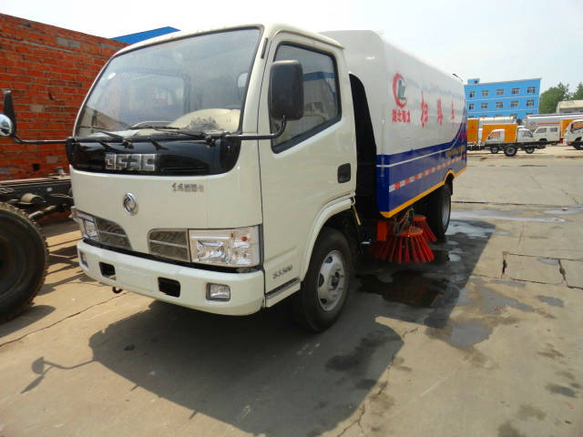 東風(fēng)福瑞卡道路清掃車(<a href=http://www.remarkableindia.com/saoluche/ target=_blank class=infotextkey>掃路車</a>)
