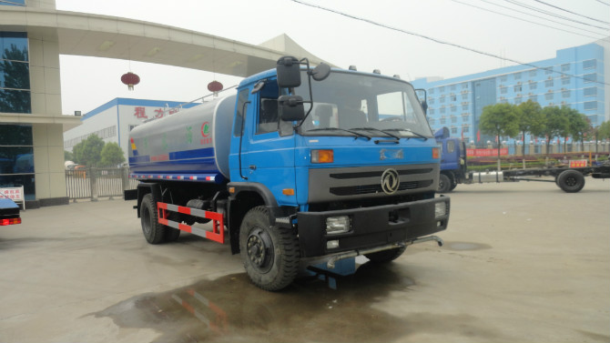 程力廠門(mén) 前的東風(fēng)153<a href=http://www.remarkableindia.com/ssc target=_blank class=infotextkey>灑水車</a>