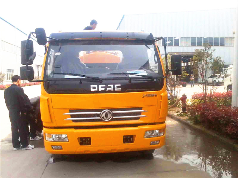 高壓清洗<a href=http://www.remarkableindia.com/xifenche/ target=_blank class=infotextkey>吸糞車</a>正面圖