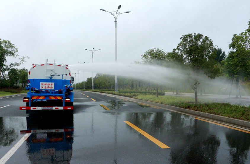  新品國六東風(fēng)福瑞卡5方灑水車頂噴功能演示